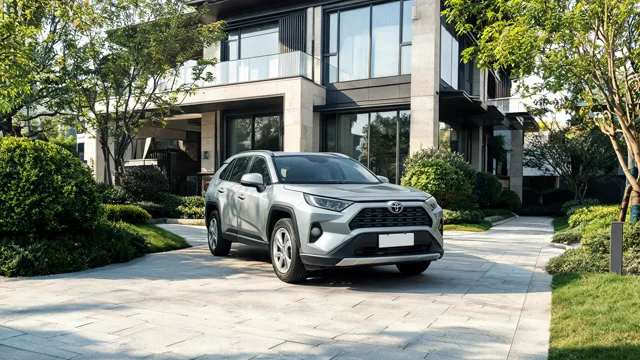 Toyota RAV4 — обложка статьи: Седан или кроссовер: что выгоднее и удобнее в реальной жизни