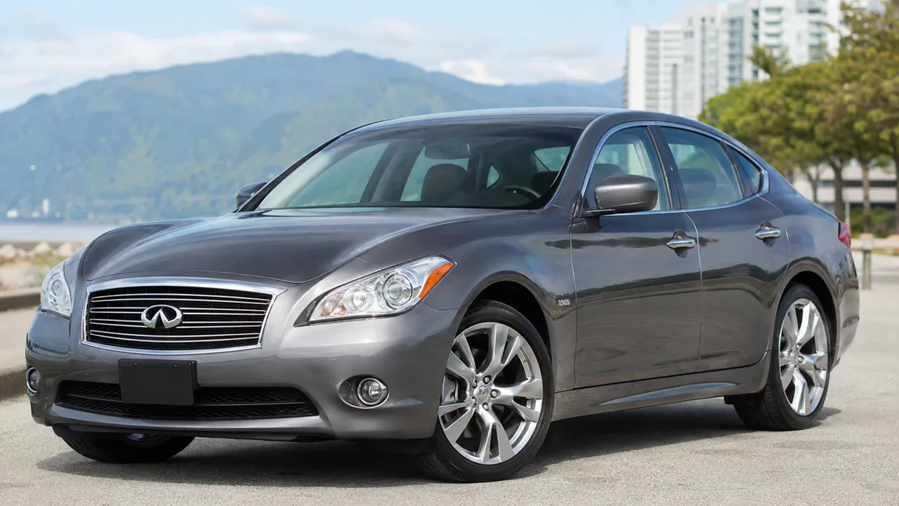 Автомобиль Infiniti M IV 2012