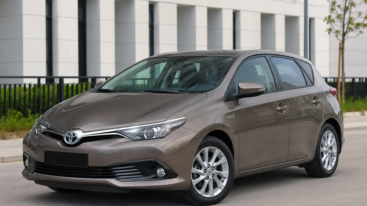 Автомобиль Toyota Auris II Рестайлинг 2017