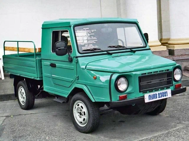 Автомобиль ЛуАЗ 1302 Волынь 1990-2001 1998