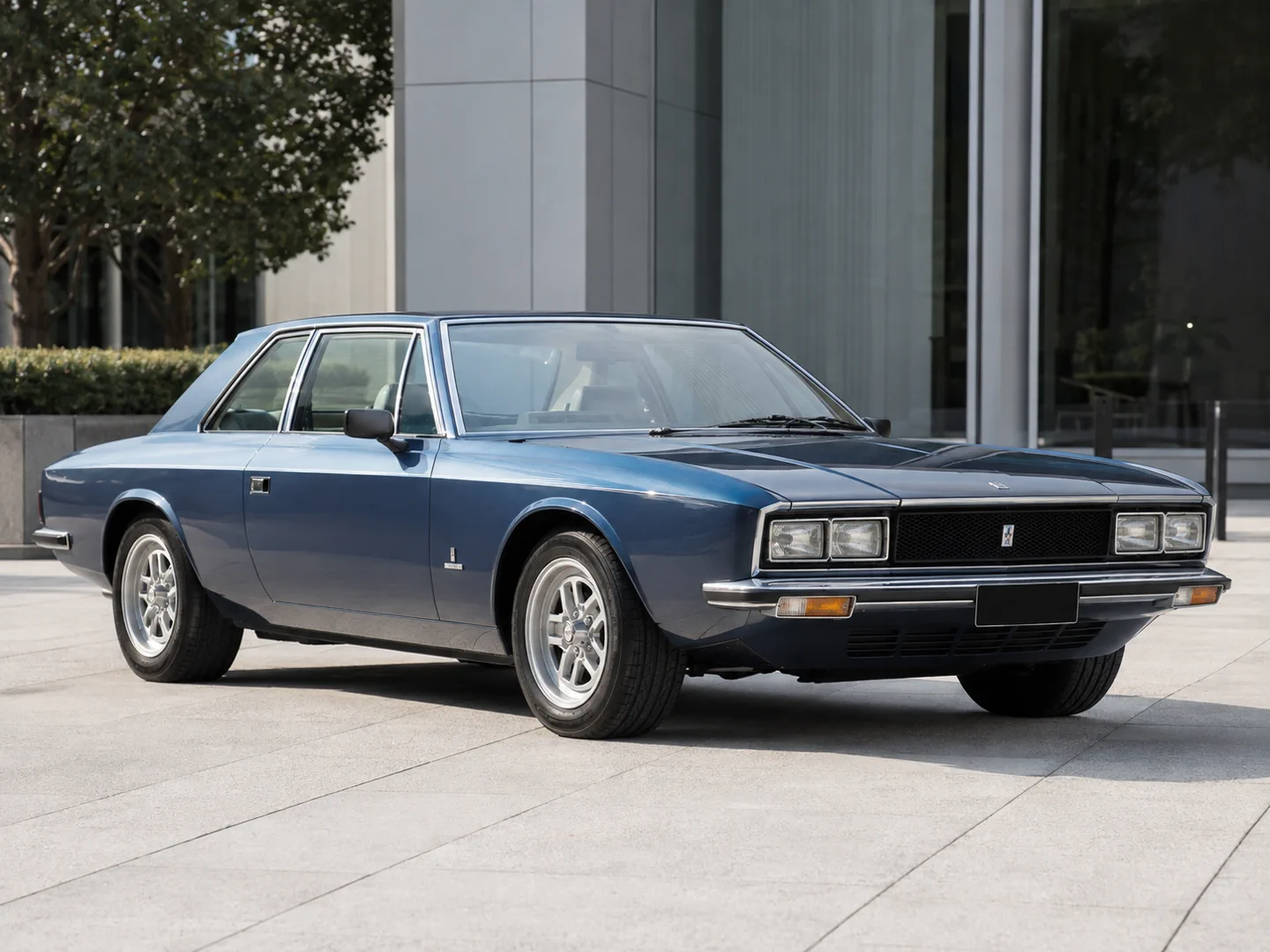 Автомобиль De Tomaso Longchamp I 1985