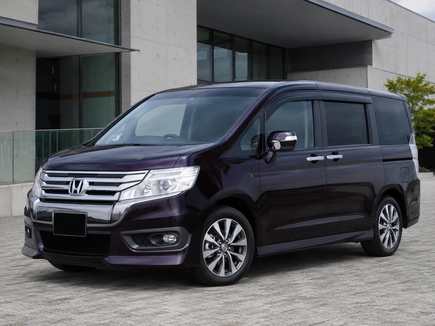 Автомобиль Honda Stepwgn IV Рестайлинг 2014