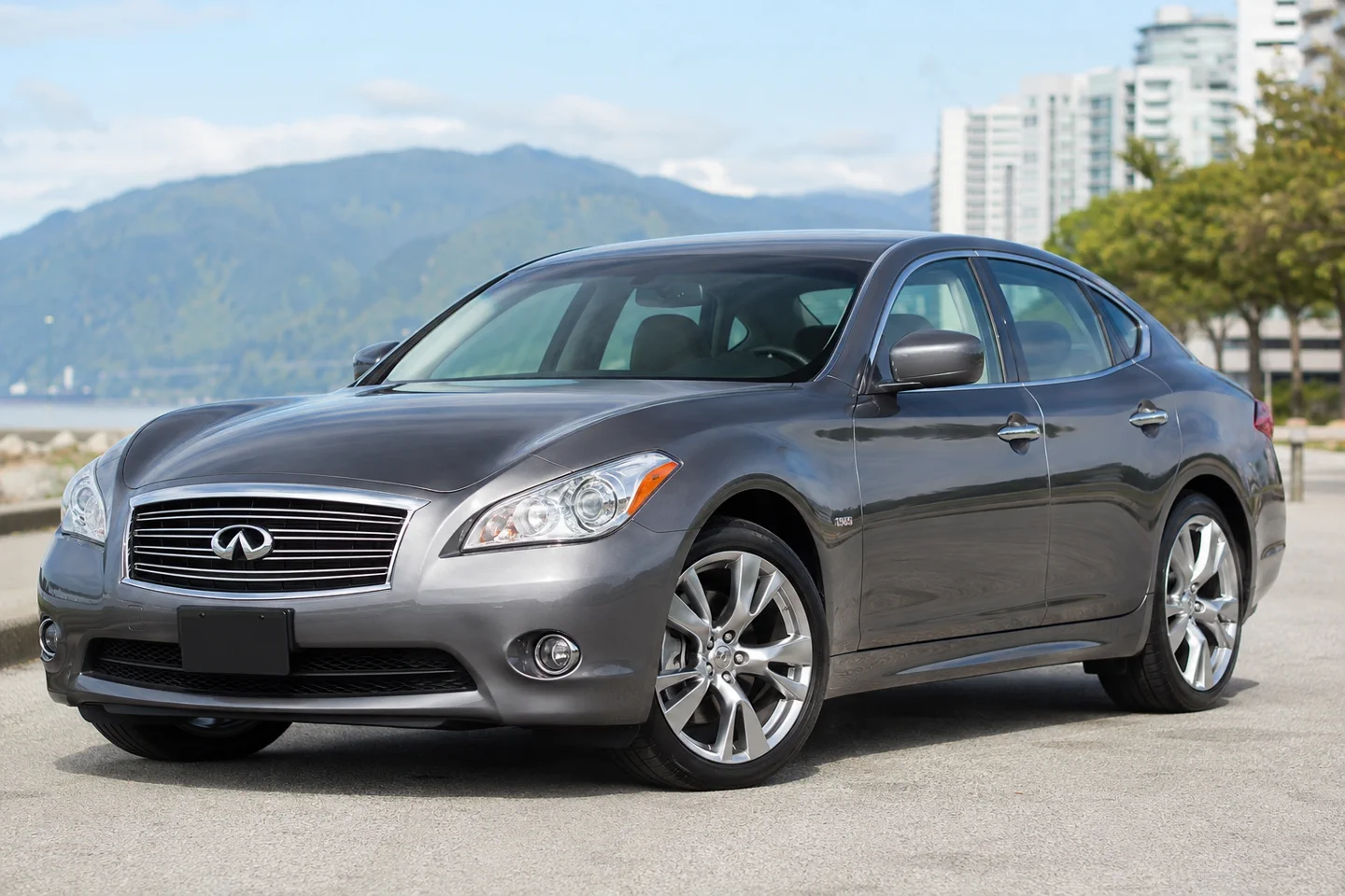 Автомобиль Infiniti M IV 2012
