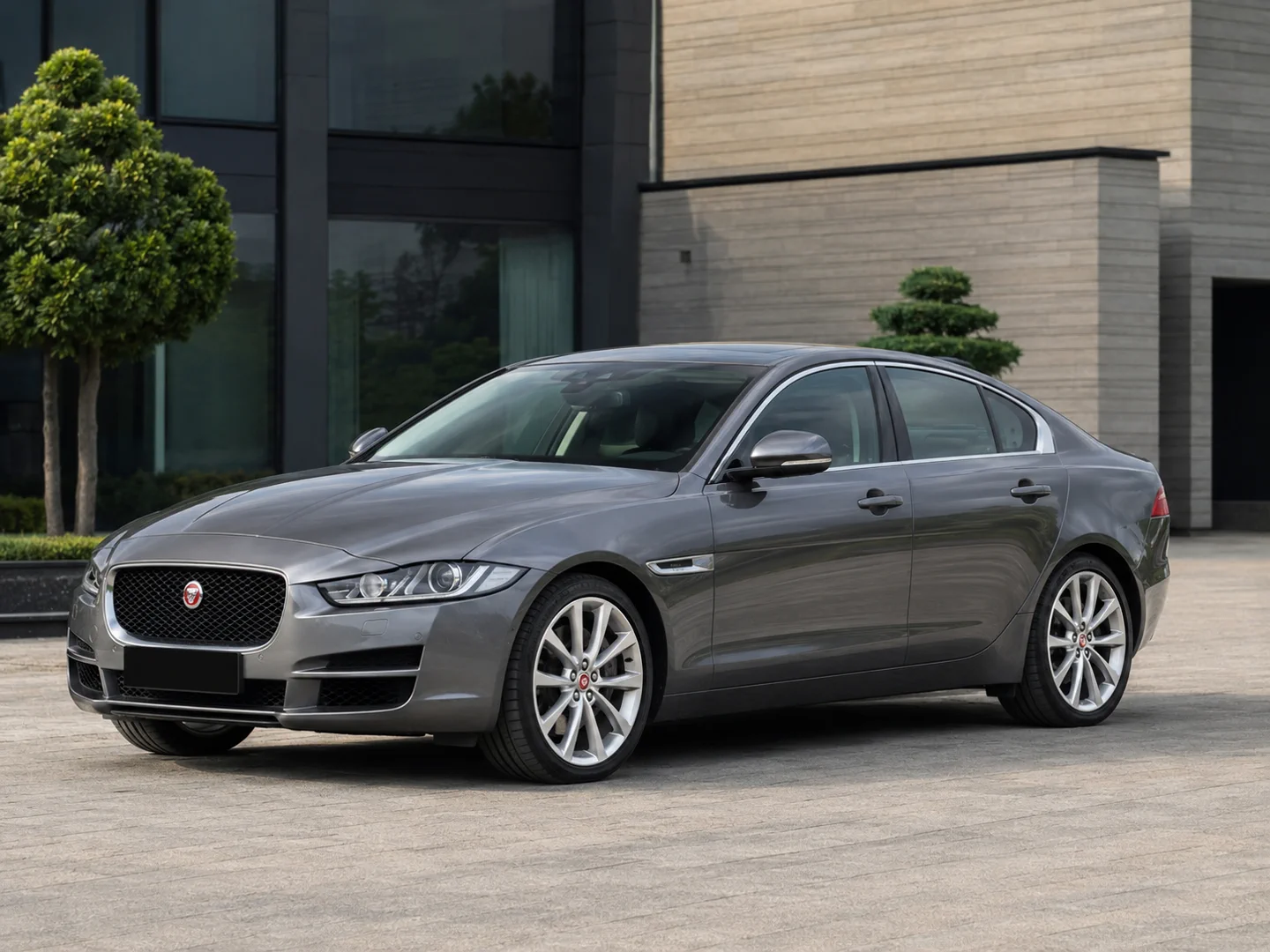 Автомобиль Jaguar XE I 2017