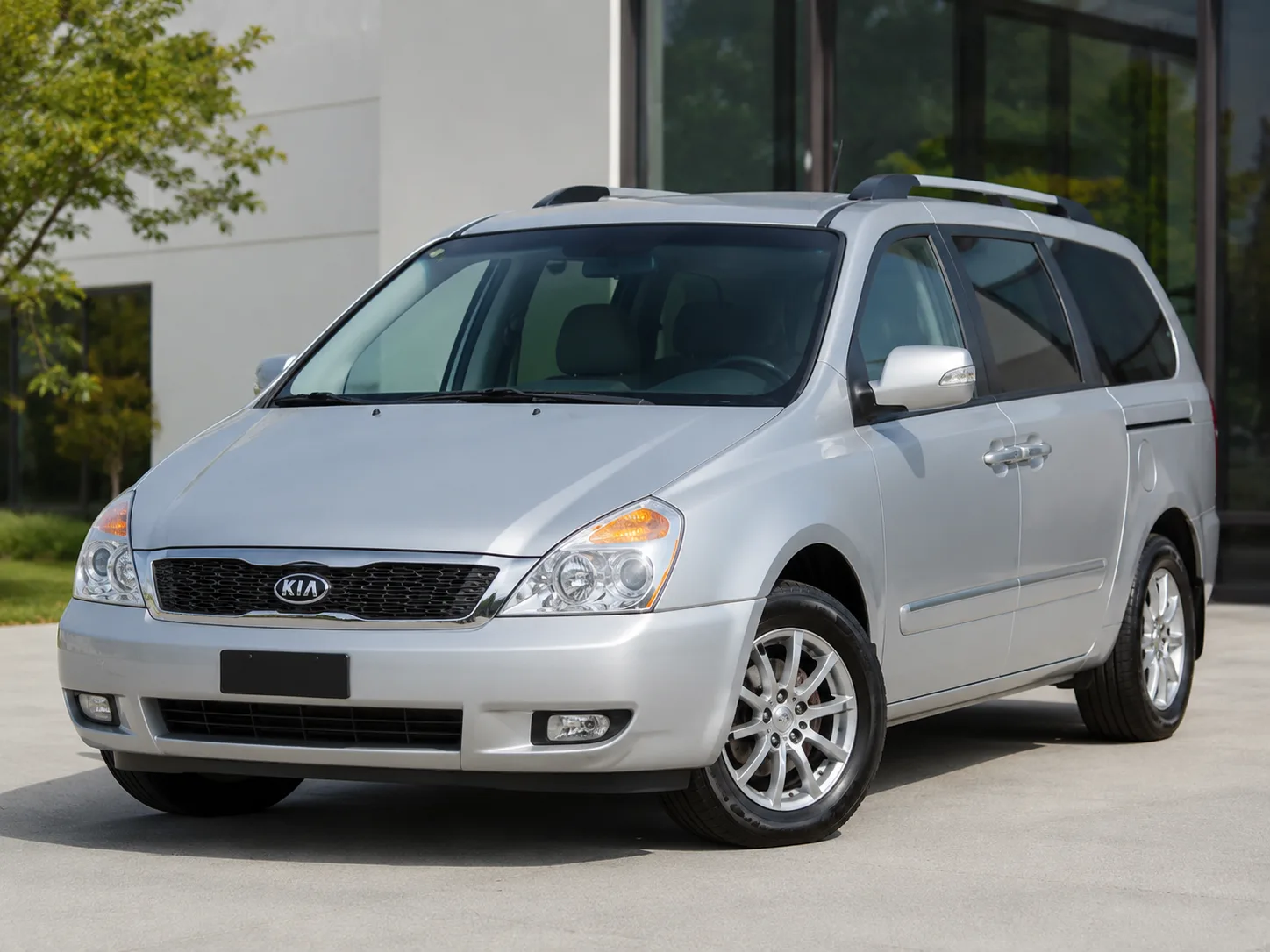 Автомобиль Kia Carnival II 2010