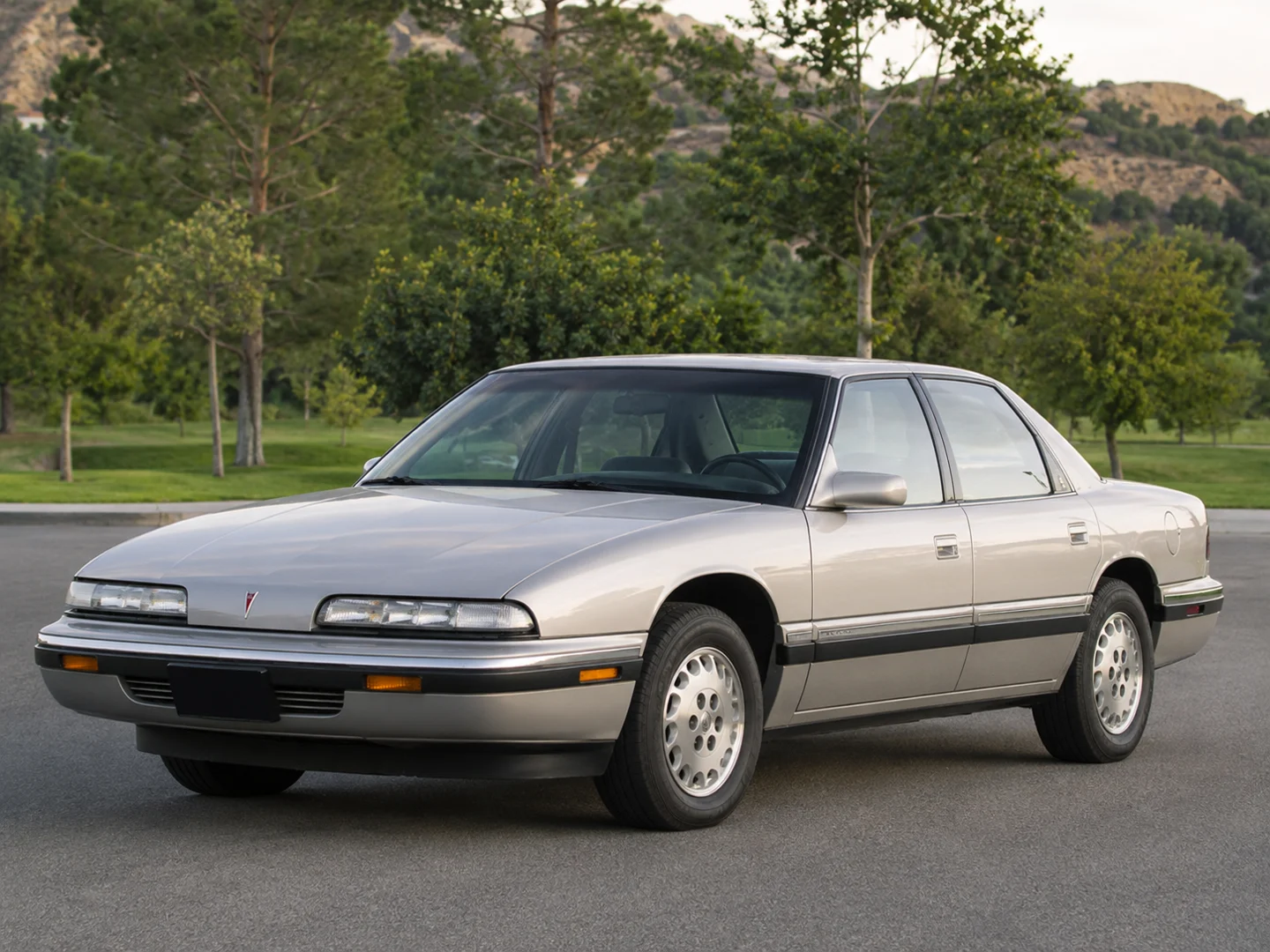 Автомобиль Pontiac Bonneville VIII 1991