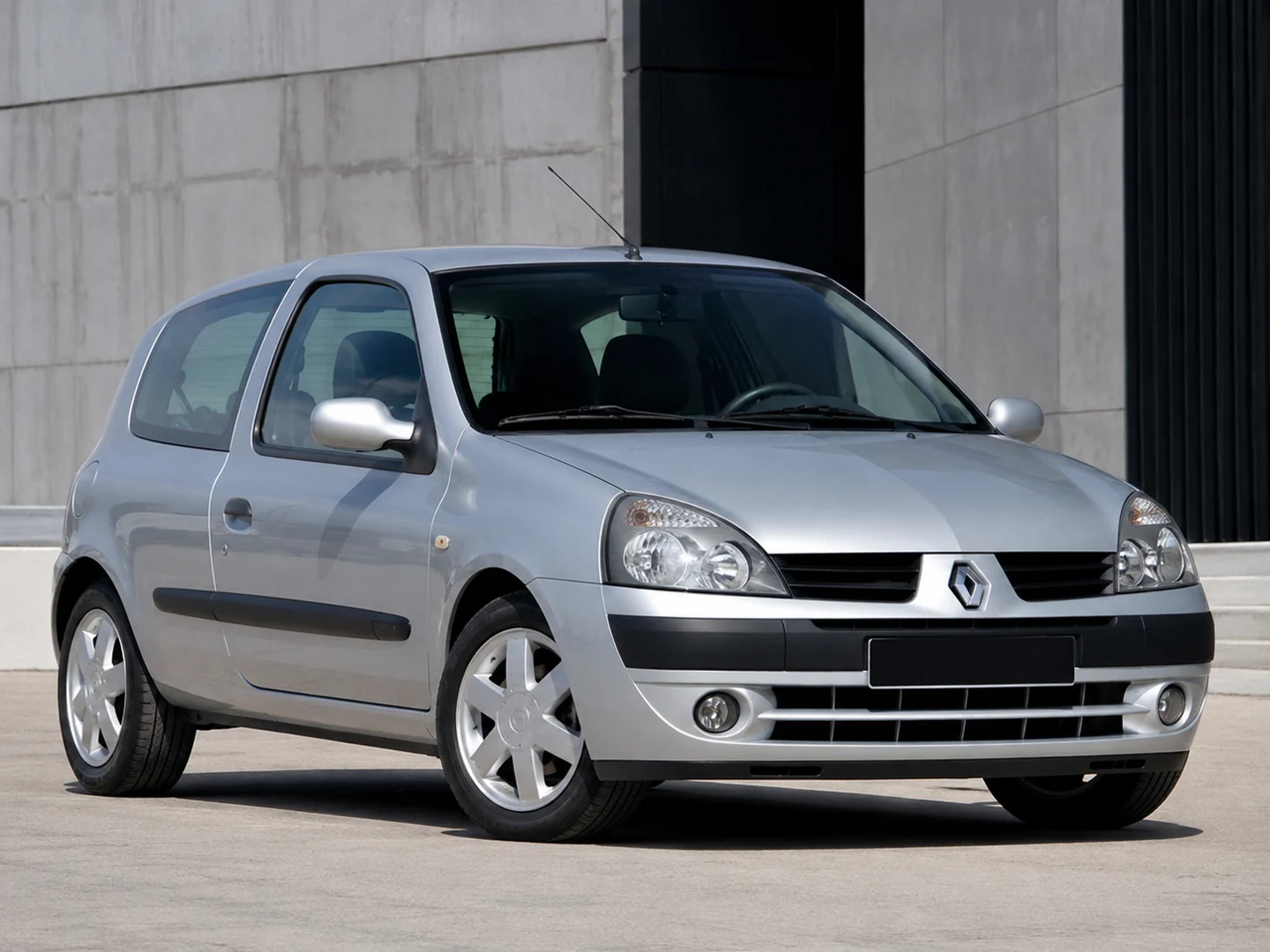Автомобиль Renault Clio II 2001