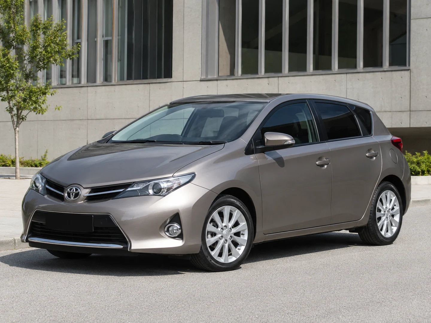 Автомобиль Toyota Auris II 2014